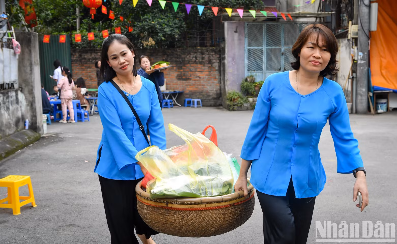 Loads of steamed sticky rice were brought to the communal yard to prepare for the ceremony.