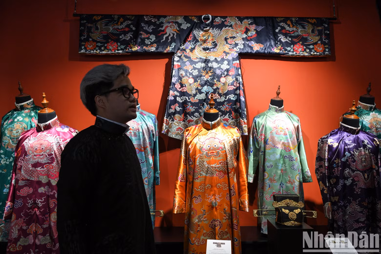Great VietNam agreed to only restore costumes with images and artifacts to ensure comparison. As a technical engineer, Tuan Anh was in charge of making costume drawings. Vu Duc studied communications and political science, so he took care of document searching and proofreading. To ensure that the original was closely followed from drawing to the launching of the finished product, some samples took up to three years, especially “long bao” and “huong bao”. Great VietNam agreed to only restore costumes with images and artifacts to ensure comparison. As a technical engineer, Tuan Anh was in charge of making costume drawings. Vu Duc studied communications and political science, so he took care of document searching and proofreading. To ensure that the original was closely followed from drawing to the launching of the finished product, some samples took up to three years, especially “long bao” and “huong bao”.