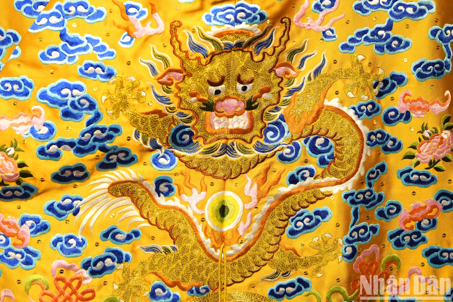 Dragon details are reproduced vividly and soulfully on the dragon robe model. Dragon details are reproduced vividly and soulfully on the dragon robe model.