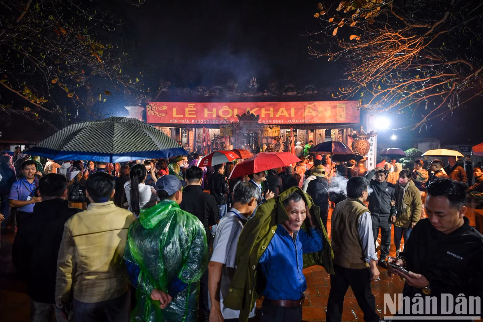 The yard in front of Thien Truong Shrine quickly filled with people.