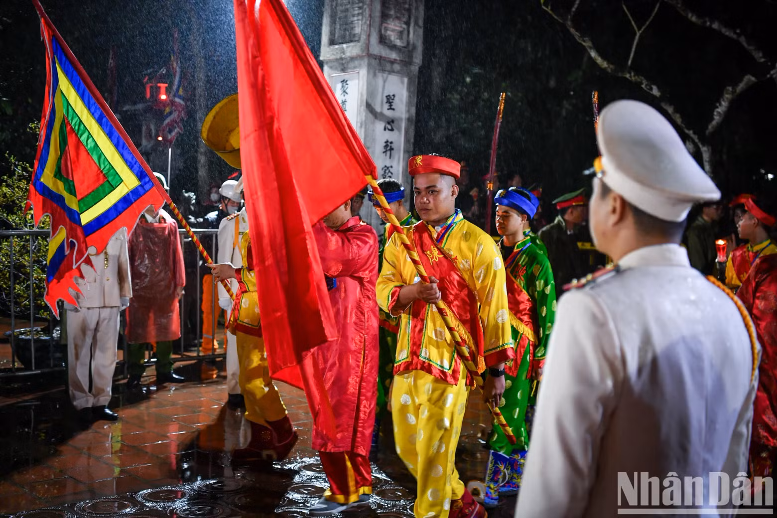 At 10:50 pm, the seal procession entered the yard of Thien Truong Shrine.