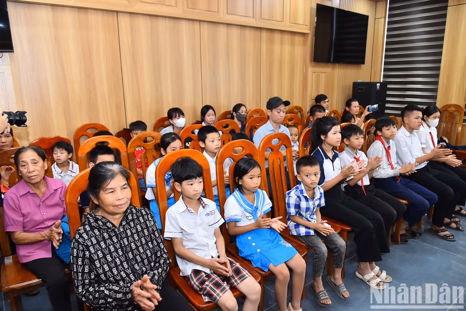 At the ceremony, 20 gifts (each gift worth 1,000,000 VND) were presented to poor students in Anh Son District.