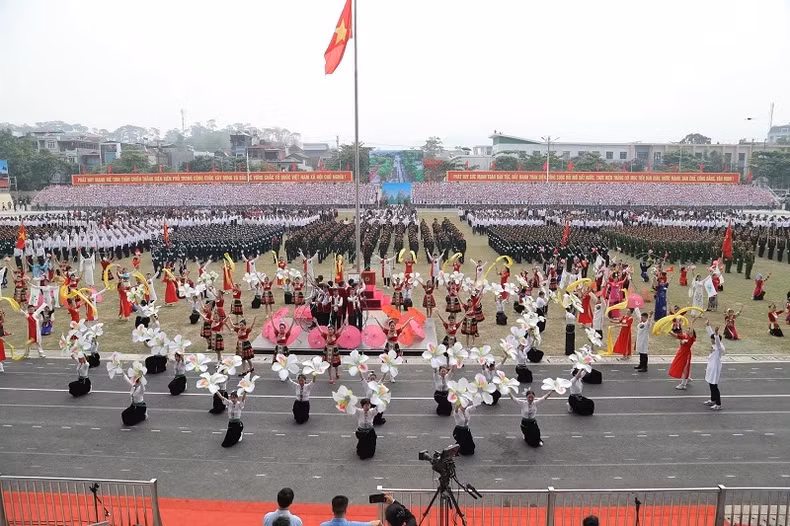 Overview of the military parade rehearsal at the Stadium on the morning of May 3.