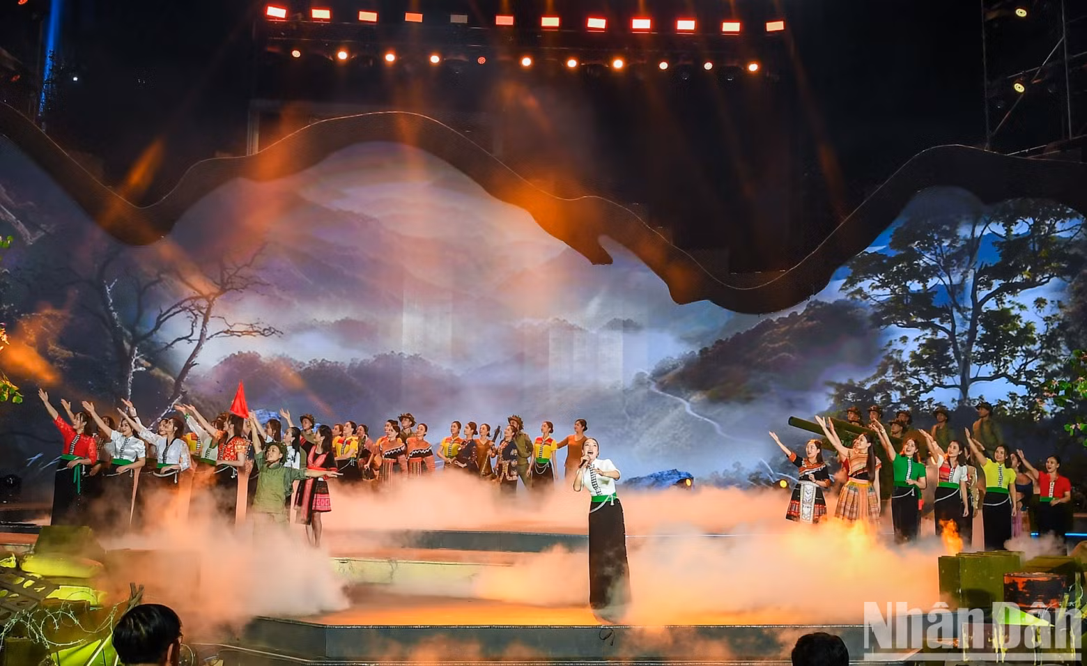 Famous musical pieces on Dien Bien Phu Victory resounded, helping the audience to relive the atmosphere of the 56 days and nights of 70 years ago. Famous musical pieces on Dien Bien Phu Victory resounded, helping the audience to relive the atmosphere of the 56 days and nights of 70 years ago.