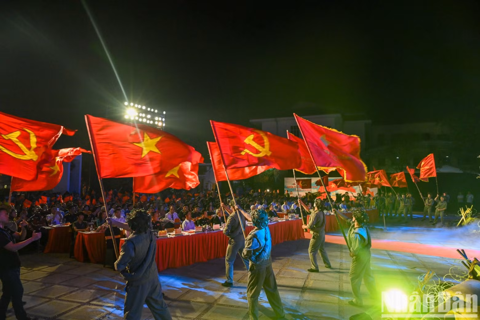 In addition to the carefully invested music, the performances were also elaborately choreographed, bringing many emotions to the Dien Bien audience. In addition to the carefully invested music, the performances were also elaborately choreographed, bringing many emotions to the Dien Bien audience.