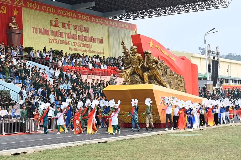 The formation of monuments carrying firecrackers with the words "Determined to fight, determined to win".