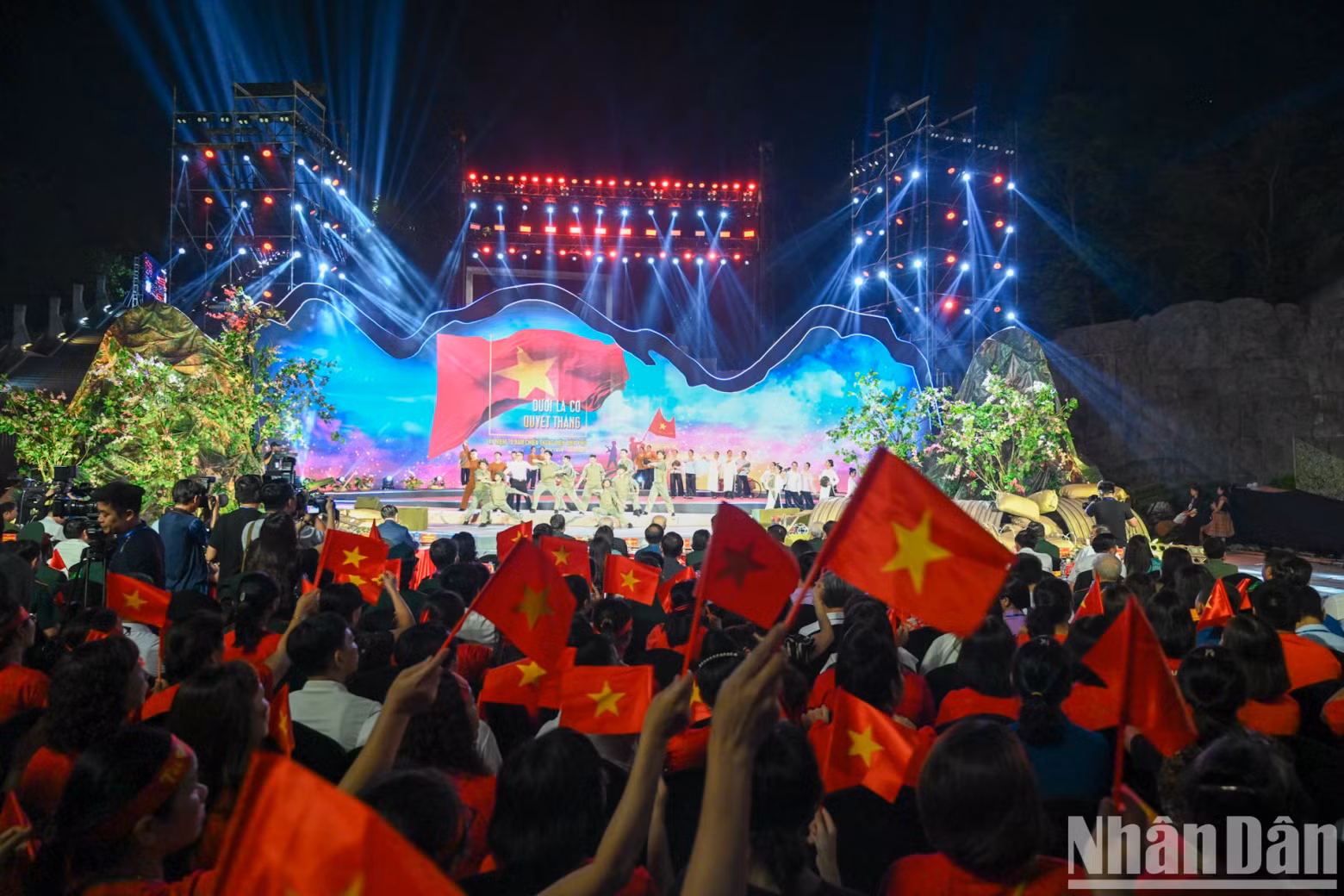 The forest of red flags with yellow stars was created by the audience in Dien Bien Phu City at the programme. The forest of red flags with yellow stars was created by the audience in Dien Bien Phu City at the programme.