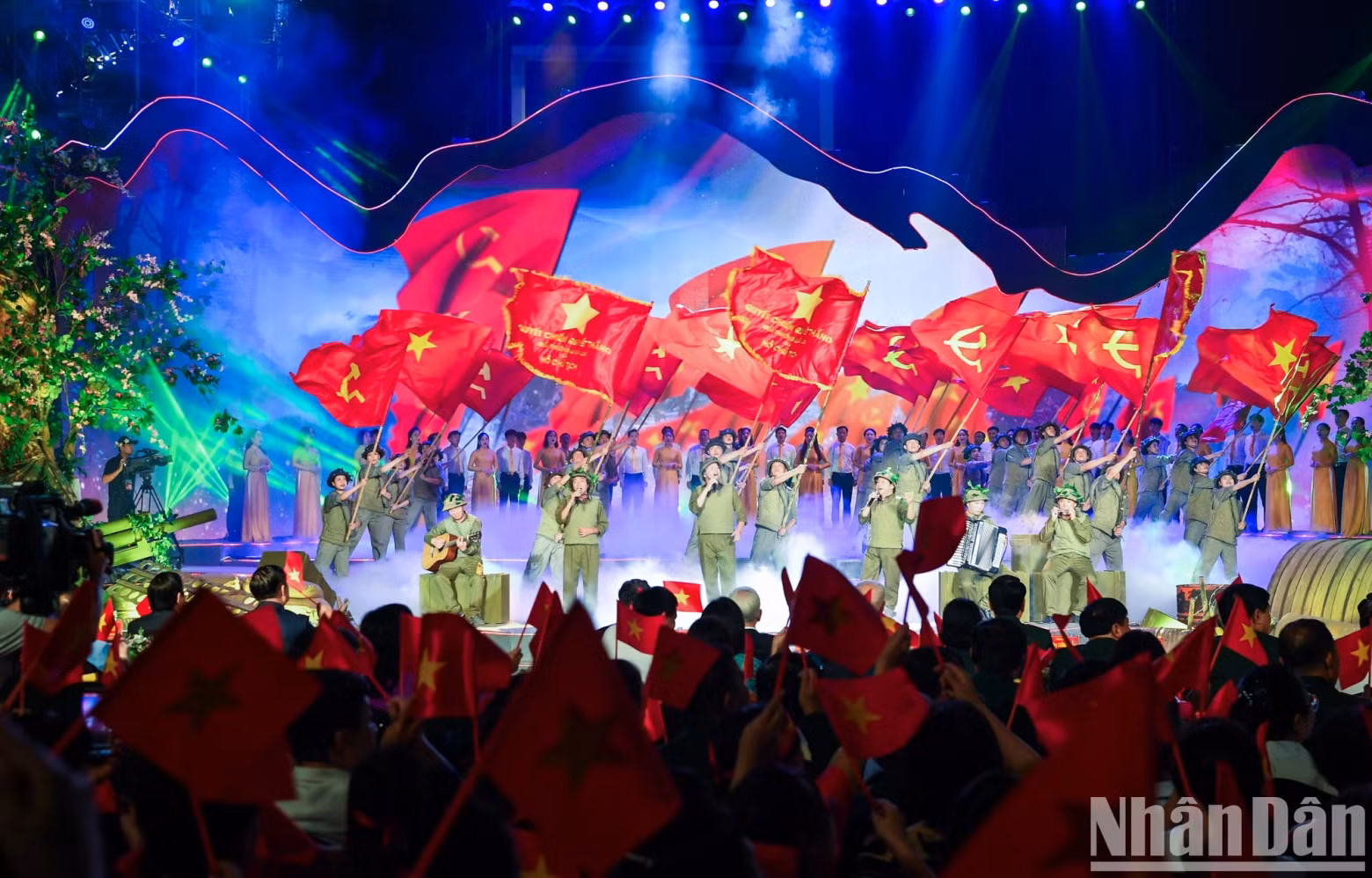 At the beginning of the program, the song on Uncle Ho rang out, causing the audience to fall silent with emotion. At the beginning of the program, the song on Uncle Ho rang out, causing the audience to fall silent with emotion.