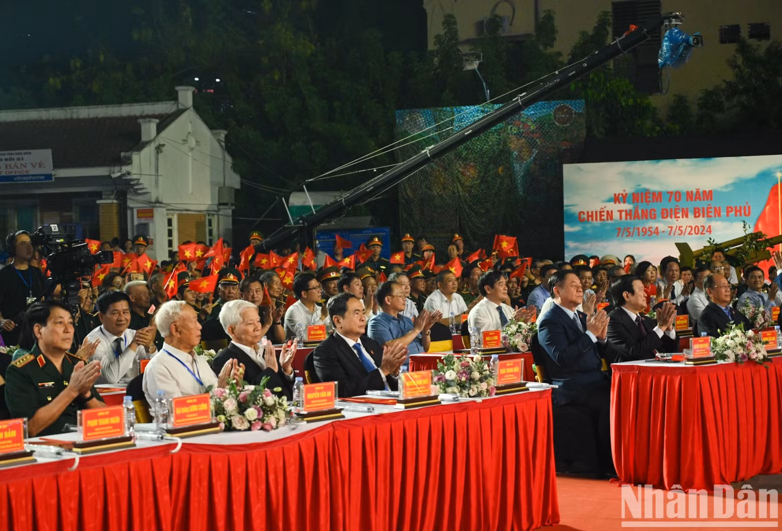 At Dien Bien, the event was attended by former Presidents Nguyen Minh Triet and Truong Tan Sang; former Chairman of the National Assembly Nguyen Van An; Phan Dien, Former Politburo member and former Permanent member of the Party Central Committee’s Secretariat; Tran Thanh Man, Politburo member and Permanent Vice Chairman of the National Assembly; General Luong Cuong, Politburo member and Chairman of the General Department of Politics of the Vietnam People's Army; Nguyen Trong Nghia, Secretary of the Party Central Committee and Head of the Party Central Committee’s Commission for Communication and Education; Tran Hong Ha, Member of the Party Central Committee and Deputy Prime Minister; and Tran Quoc Cuong, Member of the Party Central Committee and Secretary of the Dien Bien Provincial Party Committee. At Dien Bien, the event was attended by former Presidents Nguyen Minh Triet and Truong Tan Sang; former Chairman of the National Assembly Nguyen Van An; Phan Dien, Former Politburo member and former Permanent member of the Party Central Committee’s Secretariat; Tran Thanh Man, Politburo member and Permanent Vice Chairman of the National Assembly; General Luong Cuong, Politburo member and Chairman of the General Department of Politics of the Vietnam People's Army; Nguyen Trong Nghia, Secretary of the Party Central Committee and Head of the Party Central Committee’s Commission for Communication and Education; Tran Hong Ha, Member of the Party Central Committee and Deputy Prime Minister; and Tran Quoc Cuong, Member of the Party Central Committee and Secretary of the Dien Bien Provincial Party Committee.