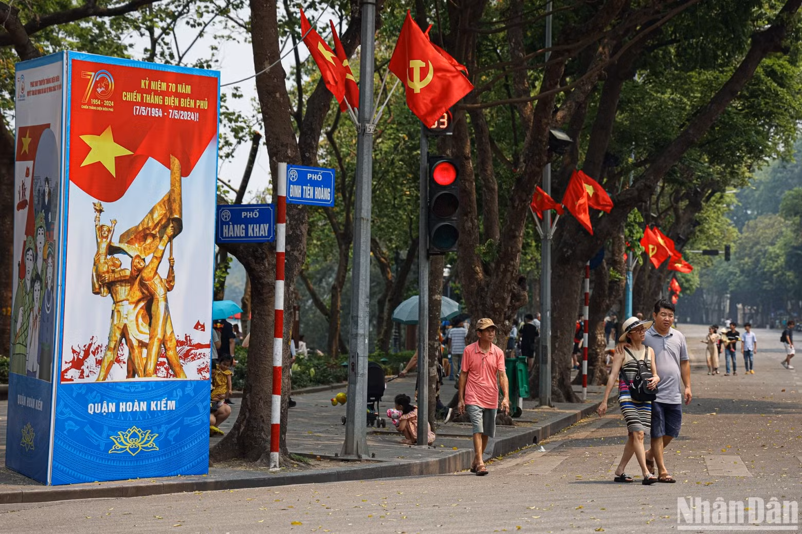 Every street corner is decorated to celebrate the country's major holiday. Every street corner is decorated to celebrate the country's major holiday.