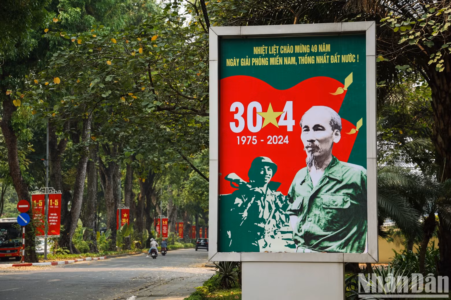 The atmosphere of the holiday spread throughout the streets of Hanoi. The atmosphere of the holiday spread throughout the streets of Hanoi.