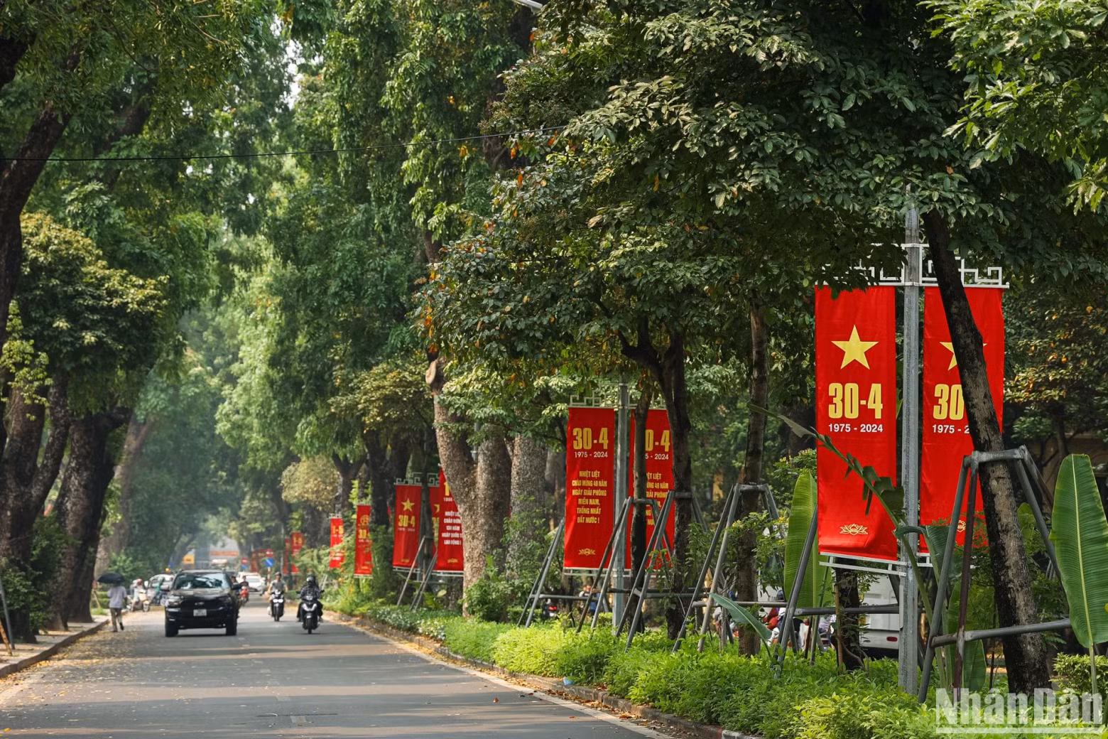 Hoang Dieu Street is decorated with red banners and slogans hung along the route, celebrating the 49th anniversary of the Liberation of the South and National Reunification Day. Hoang Dieu Street is decorated with red banners and slogans hung along the route, celebrating the 49th anniversary of the Liberation of the South and National Reunification Day.