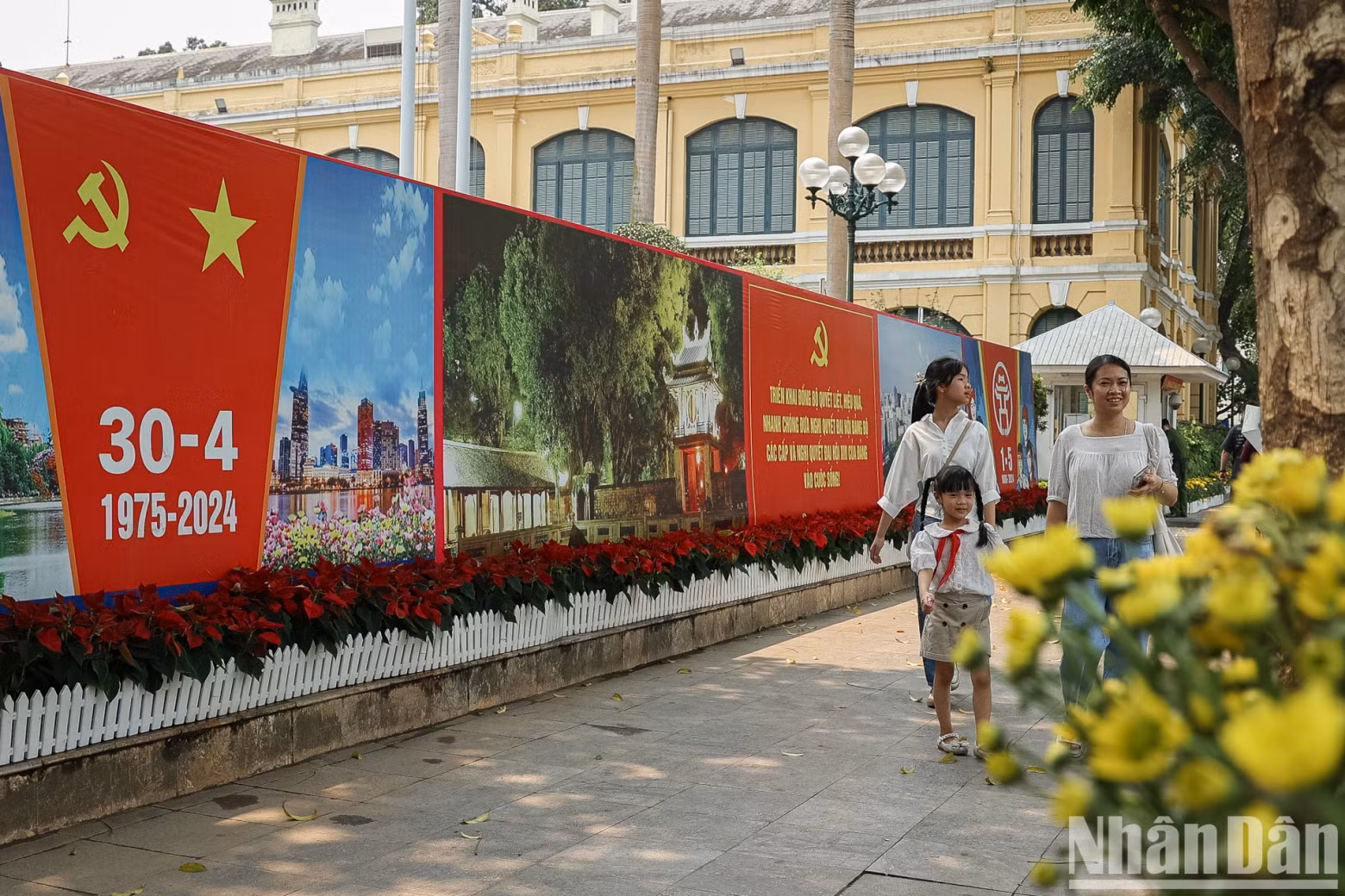 On the holiday occasion, families take their children on sightseeing trips to learn about the history of their homeland and country. On the holiday occasion, families take their children on sightseeing trips to learn about the history of their homeland and country.
