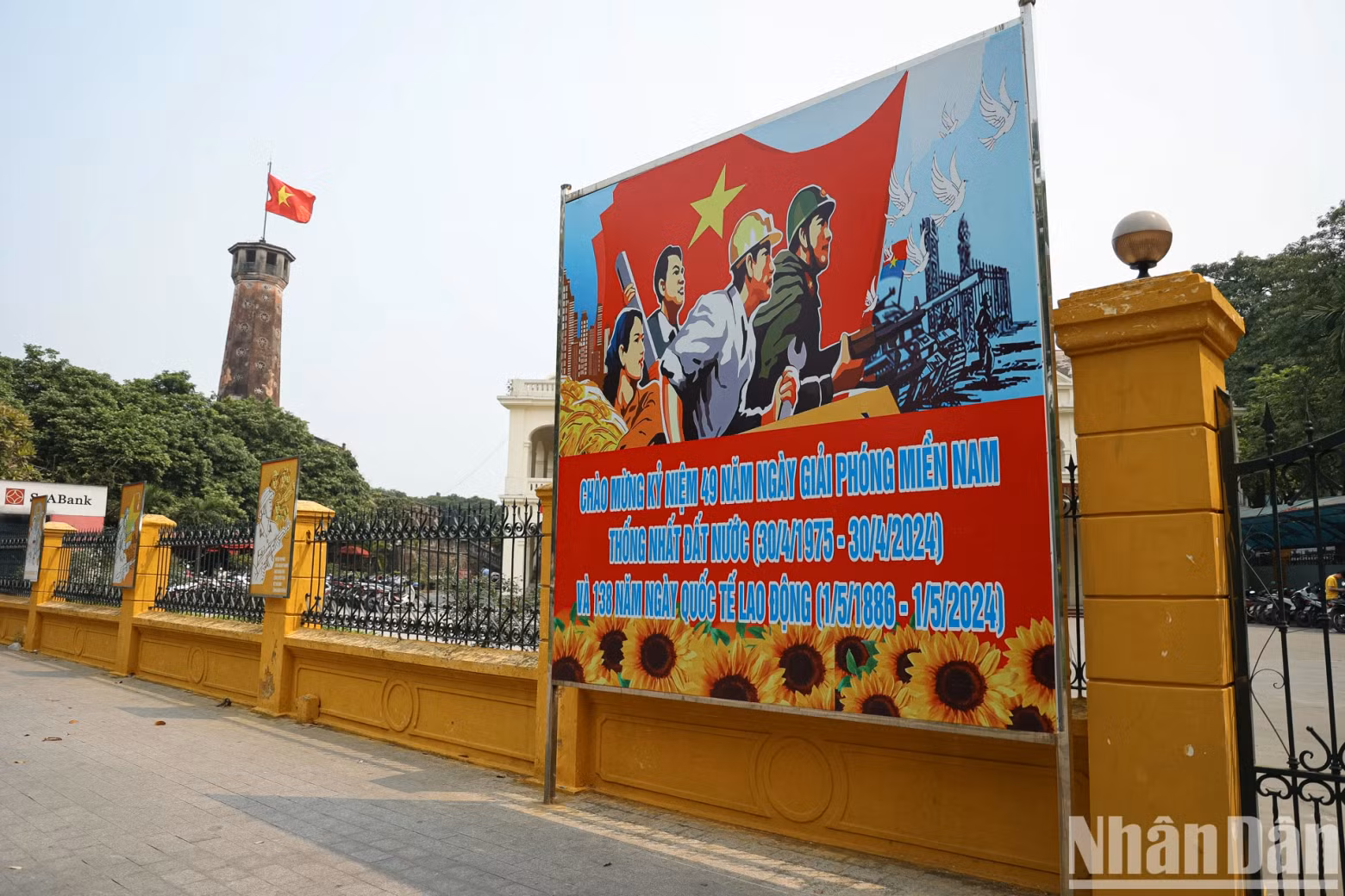 The large poster is placed on Dien Bien Phu Street, in front of the Vietnam Military History Museum and the Hanoi Flag Tower. The large poster is placed on Dien Bien Phu Street, in front of the Vietnam Military History Museum and the Hanoi Flag Tower.