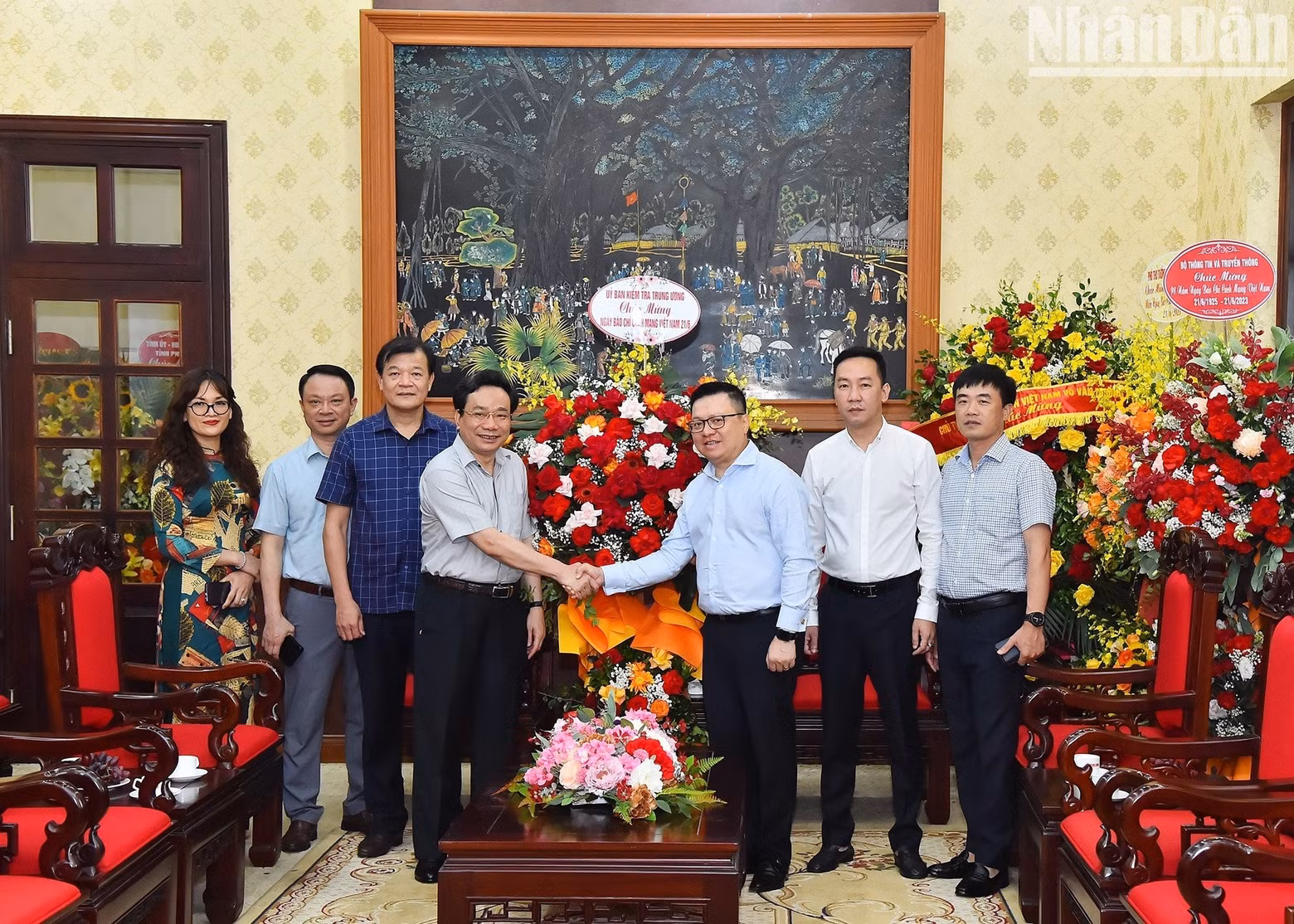 Vice Chairman of the Central Inspection Commission Nghiem Phu Cuong extended his congratulations to Nhan Dan Newspaper.