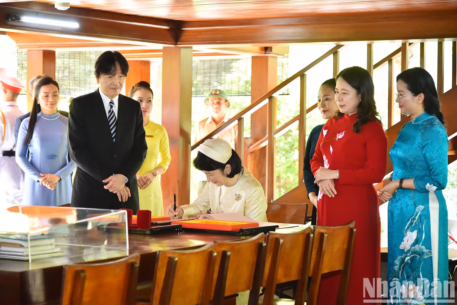 Japanese Crown Princess Kiko writes in the commemorative book at Uncle Ho’s stilt house. Japanese Crown Princess Kiko writes in the commemorative book at Uncle Ho’s stilt house.
