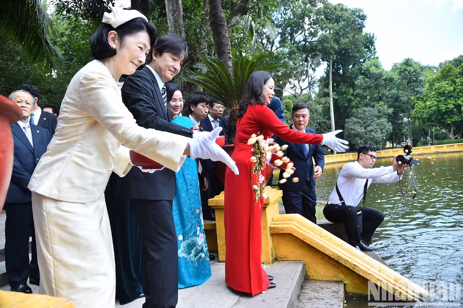 Vice President Vo Thi Anh Xuan, Japanese Crown Prince Akishino and Crown Princess Kiko feed the fish at Uncle Ho’s fish pond. Vice President Vo Thi Anh Xuan, Japanese Crown Prince Akishino and Crown Princess Kiko feed the fish at Uncle Ho’s fish pond.