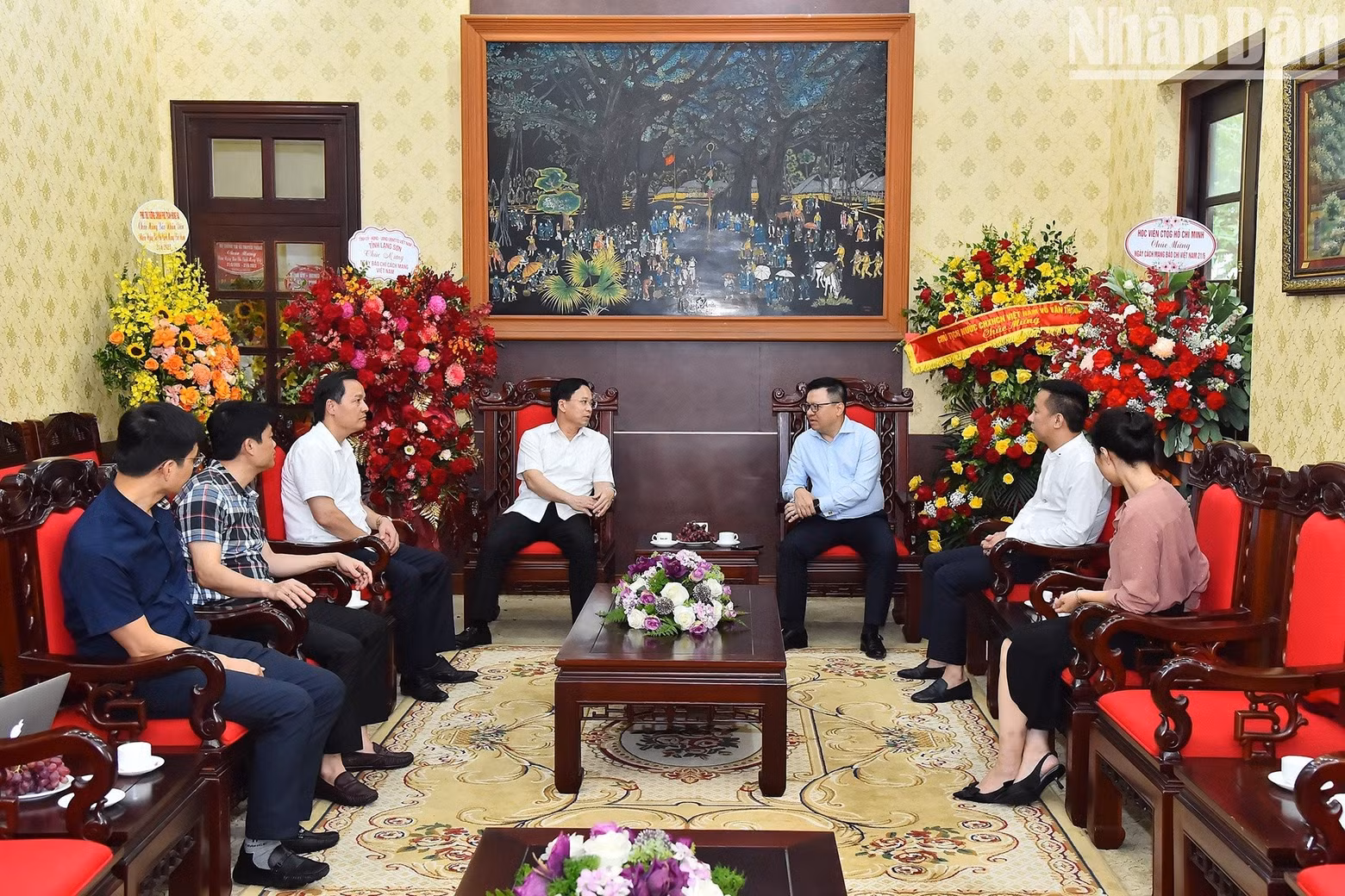 Lang Son Deputy Secretary Hoang Van Nghiem extended his congratulations to Nhan Dan Newspaper.