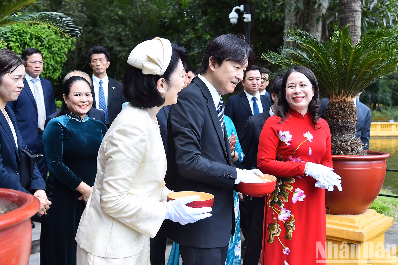 Vice President Vo Thi Anh Xuan converses with Japanese Crown Prince Akishino and Crown Princess Kiko. Vice President Vo Thi Anh Xuan converses with Japanese Crown Prince Akishino and Crown Princess Kiko.