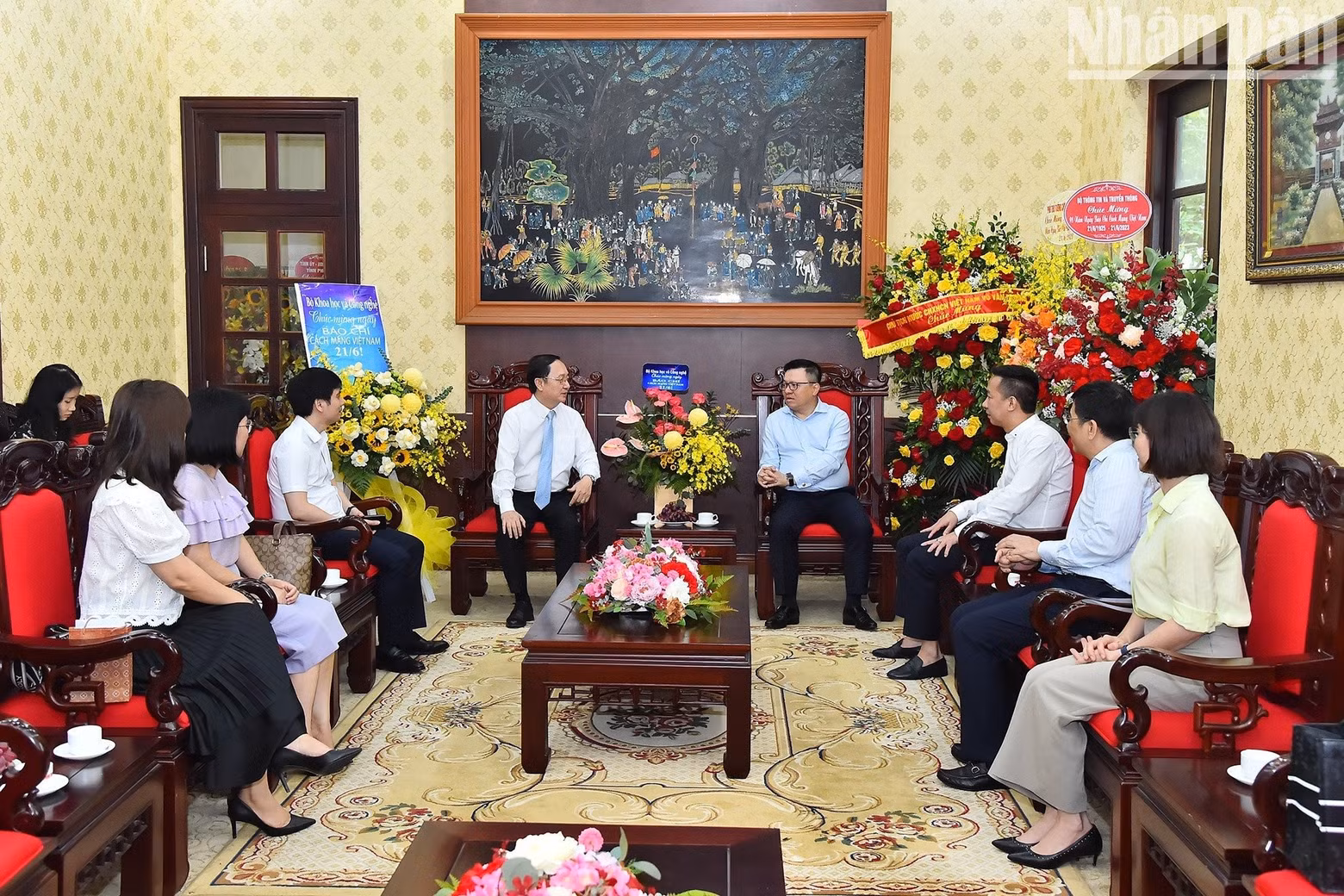 Minister of Science and Technology Huynh Thanh Dat offered his congratulations to Nhan Dan Newspaper, expressing his wish that the newspaper will provide readers with solutions-based journalism.