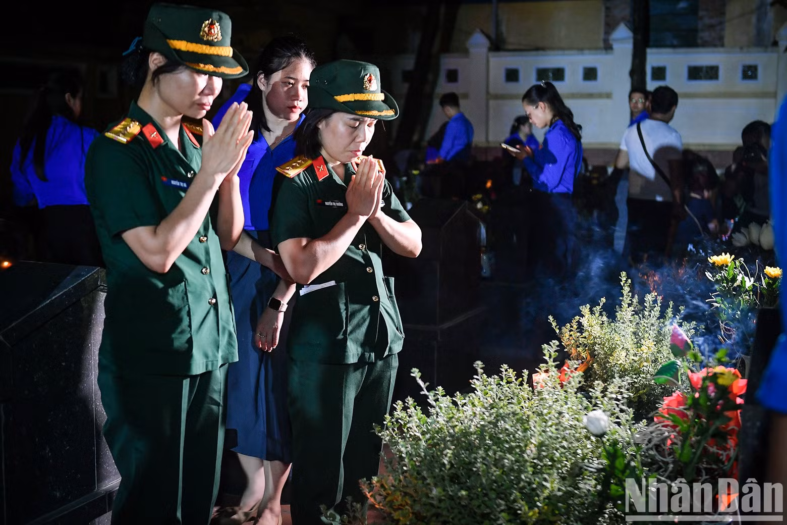 Members of the armed forces pay tribute to the fallen soldiers. Members of the armed forces pay tribute to the fallen soldiers.