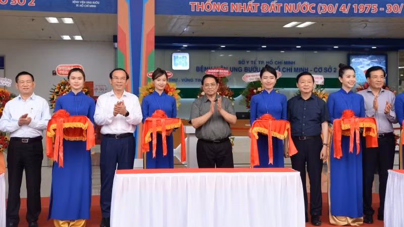 Prime Minister Pham Minh Chinh attends the inauguration of a new facility of Ho Chi Minh City Oncology Hospital.
