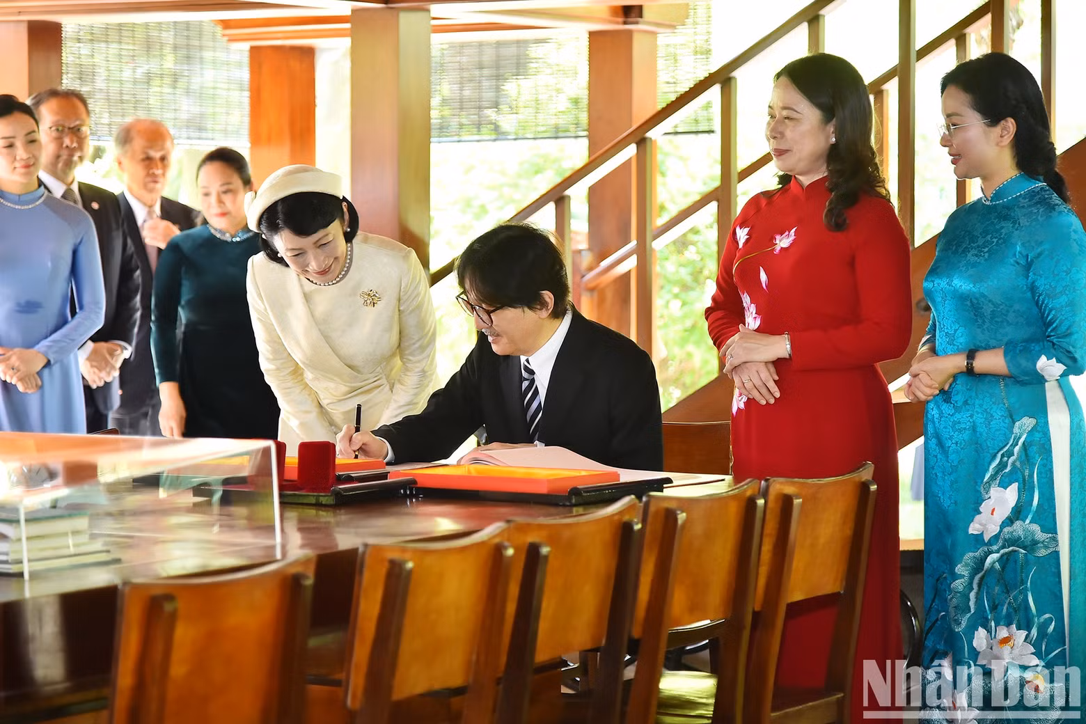 Japanese Crown Prince Akishino writes in the commemorative book at Uncle Ho’s stilt house. Japanese Crown Prince Akishino writes in the commemorative book at Uncle Ho’s stilt house.