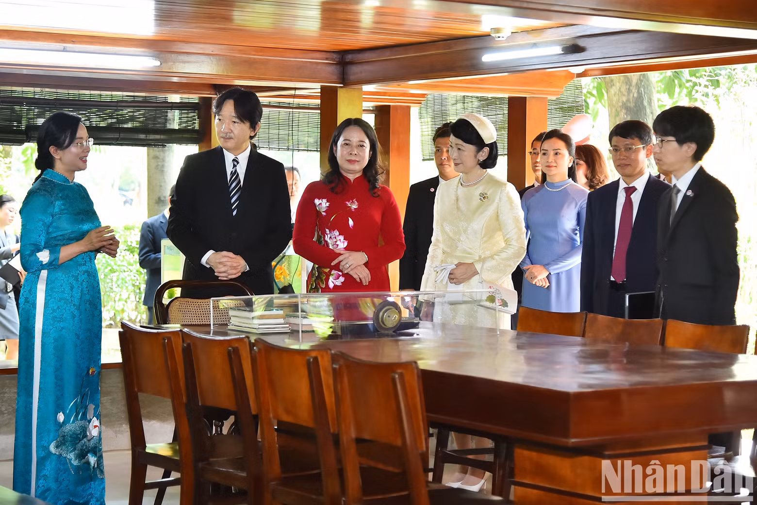 Vice President Vo Thi Anh Xuan, Japanese Crown Prince Akishino and Crown Princess Kiko visit Uncle Ho’s stilt house. Vice President Vo Thi Anh Xuan, Japanese Crown Prince Akishino and Crown Princess Kiko visit Uncle Ho’s stilt house.