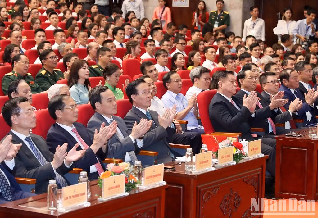 President Vo Van Thuong and Party and State leaders attend the National Press Awards ceremony.