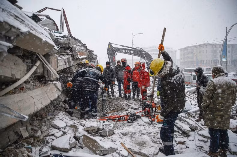 Bad weather is hampering efforts to rescue people trapped under the rubble in Turkey and Syria. (Photo: Sercan Kucuksahin/Anadolu Agency/Getty Images)