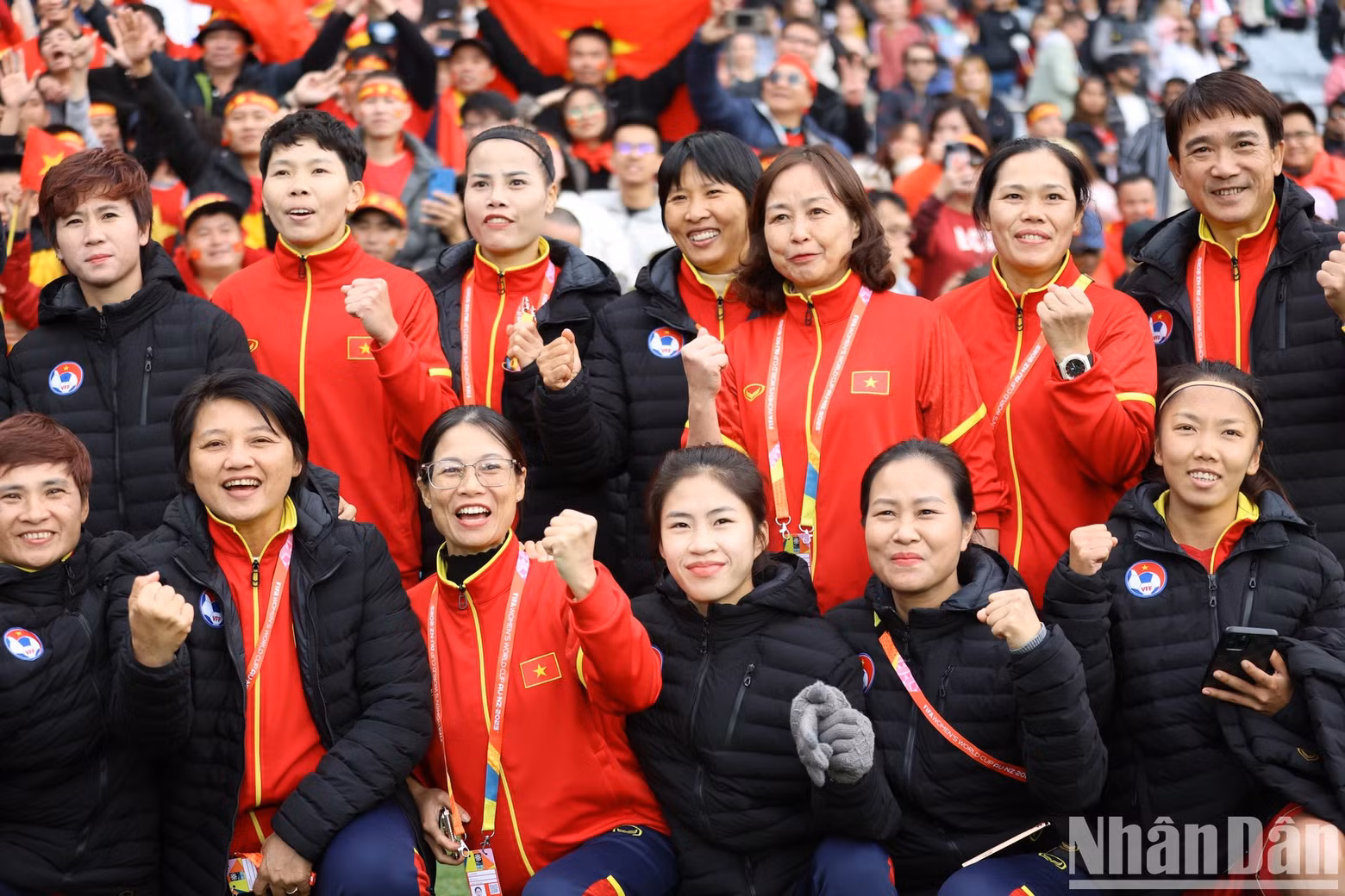 Vietnamese players pose for a photo after the match.