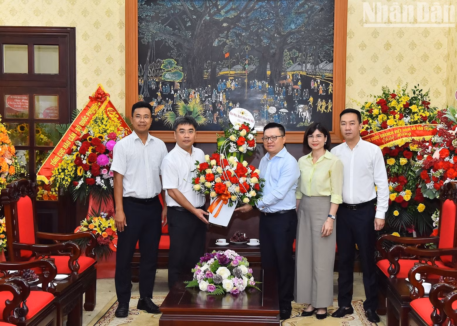 Associate Professor Huynh Dang Chinh, Vice President of the Hanoi University of Science and Technology, extended his congratulations to Nhan Dan Newspaper.