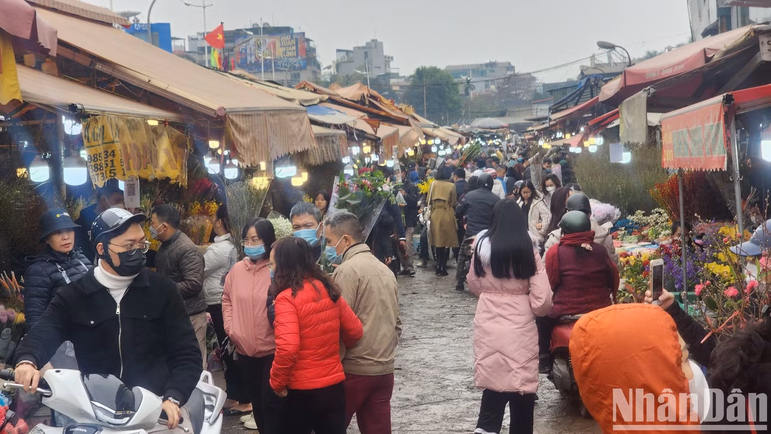 The market is packed with people on the 29th day of the 12th lunar month, two days before Tet. The market is packed with people on the 29th day of the 12th lunar month, two days before Tet.