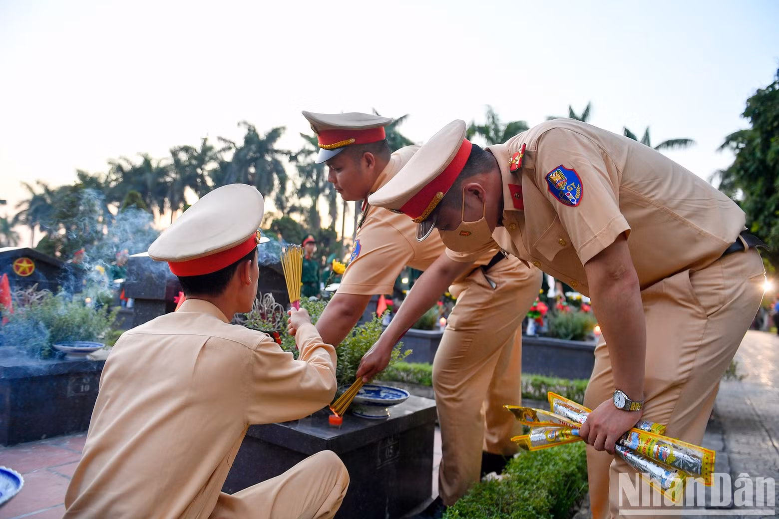 Members of the military and public security forces are present at the cemetery from 6 pm to prepare for the service. Members of the military and public security forces are present at the cemetery from 6 pm to prepare for the service.