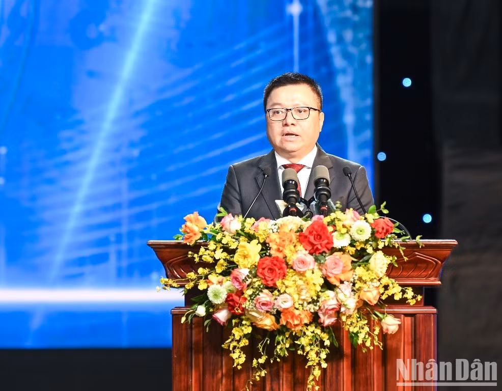 Nhan Dan’s Editor-in-chief Le Quoc Minh speaks at the National Press Awards ceremony.