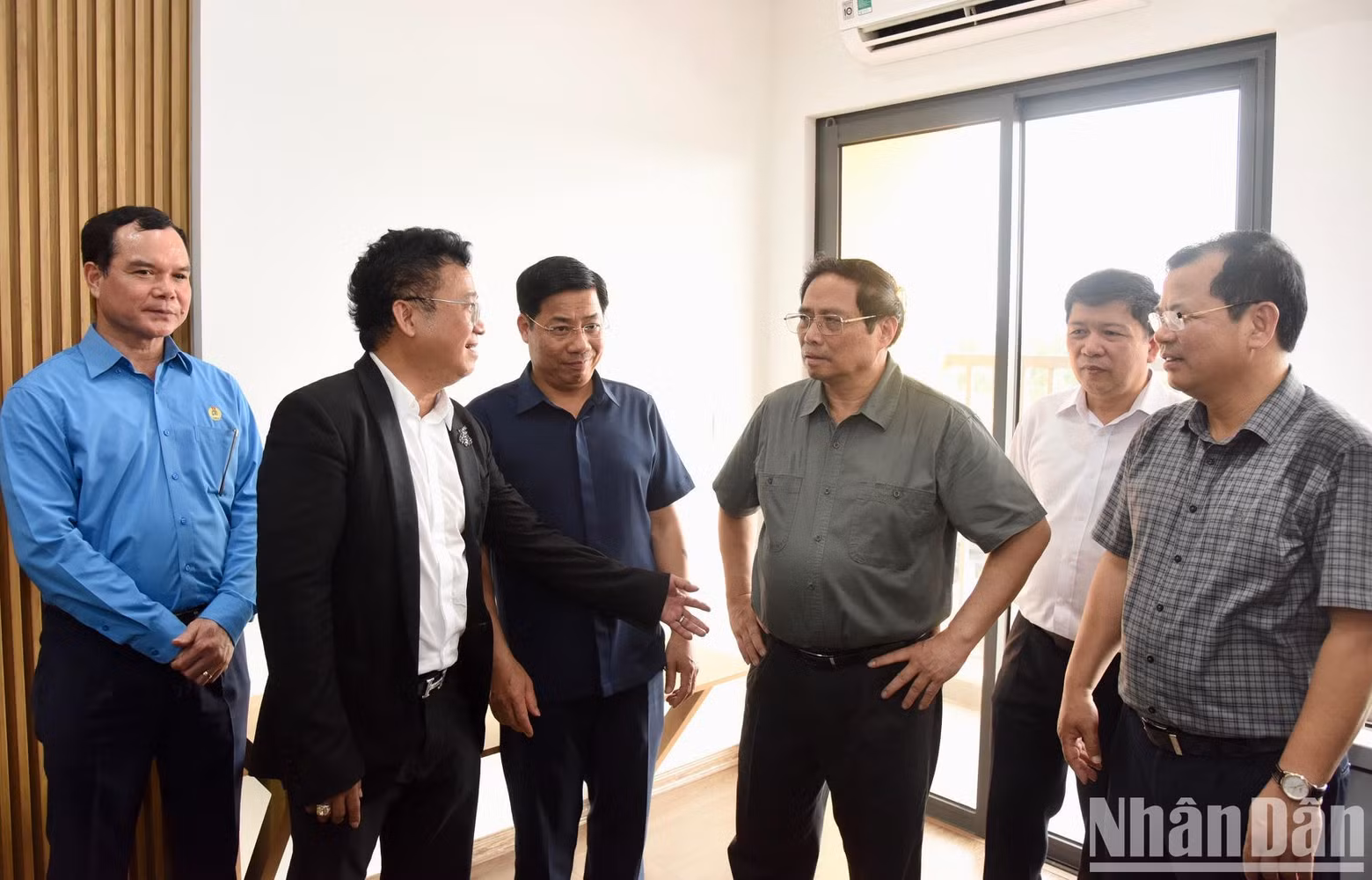 PM Pham Minh Chinh visits a model flat at the worker housing project.