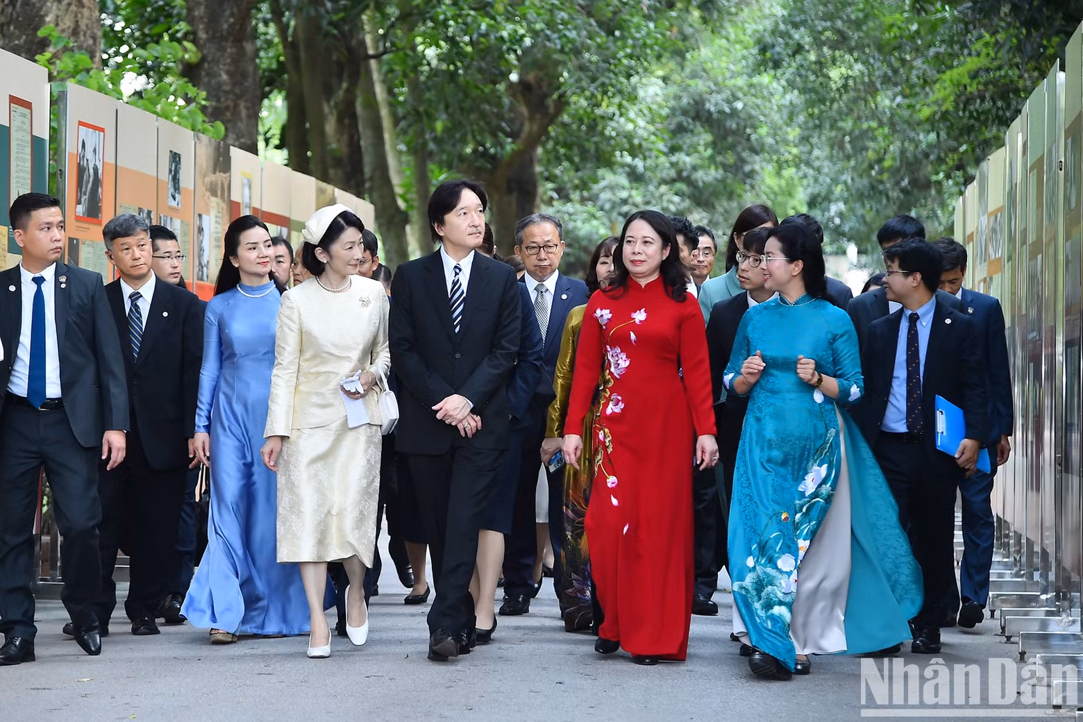Vice President Vo Thi Anh Xuan, Japanese Crown Prince Akishino and Crown Princess Kiko listen to the introduction about President Ho Chi Minh historical site. Vice President Vo Thi Anh Xuan, Japanese Crown Prince Akishino and Crown Princess Kiko listen to the introduction about President Ho Chi Minh historical site.