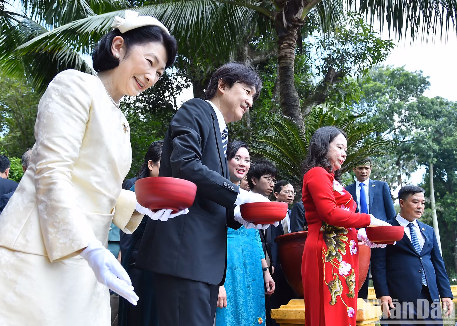 Vice President Vo Thi Anh Xuan, Japanese Crown Prince Akishino and Crown Princess Kiko visit Uncle Ho’s fish pond. Vice President Vo Thi Anh Xuan, Japanese Crown Prince Akishino and Crown Princess Kiko visit Uncle Ho’s fish pond.