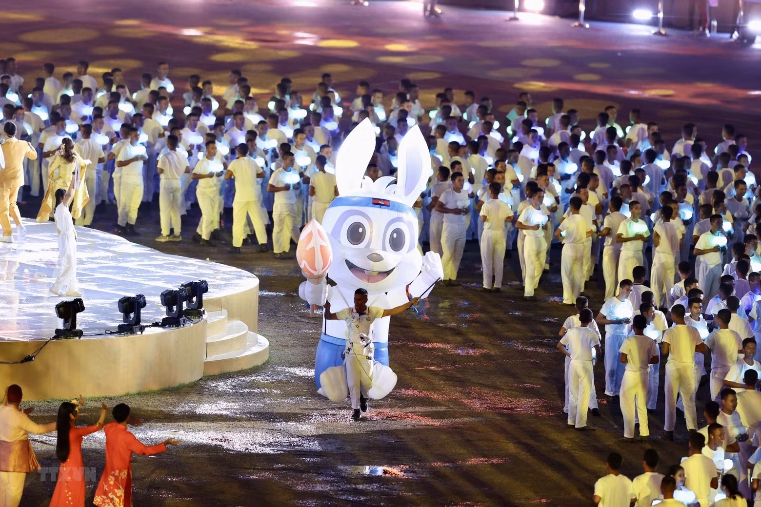 A performance at the closing ceremony of the 32nd SEA Games.