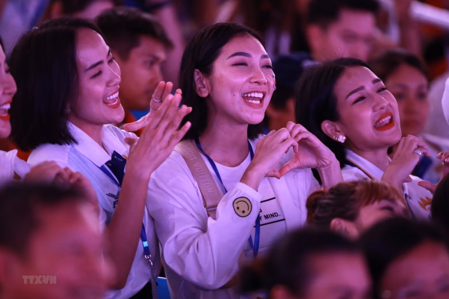 The closing ceremony attracted large numbers of Cambodian spectators and athletes.