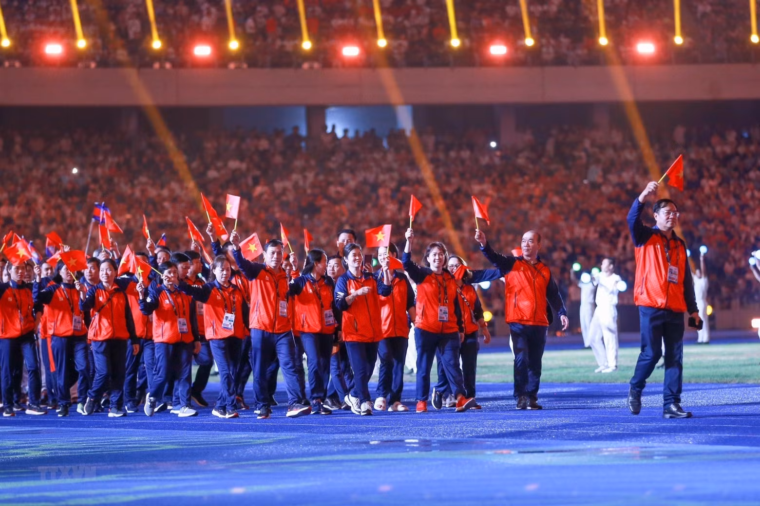 The Vietnamese delegation march at Morodok Techo Stadium.