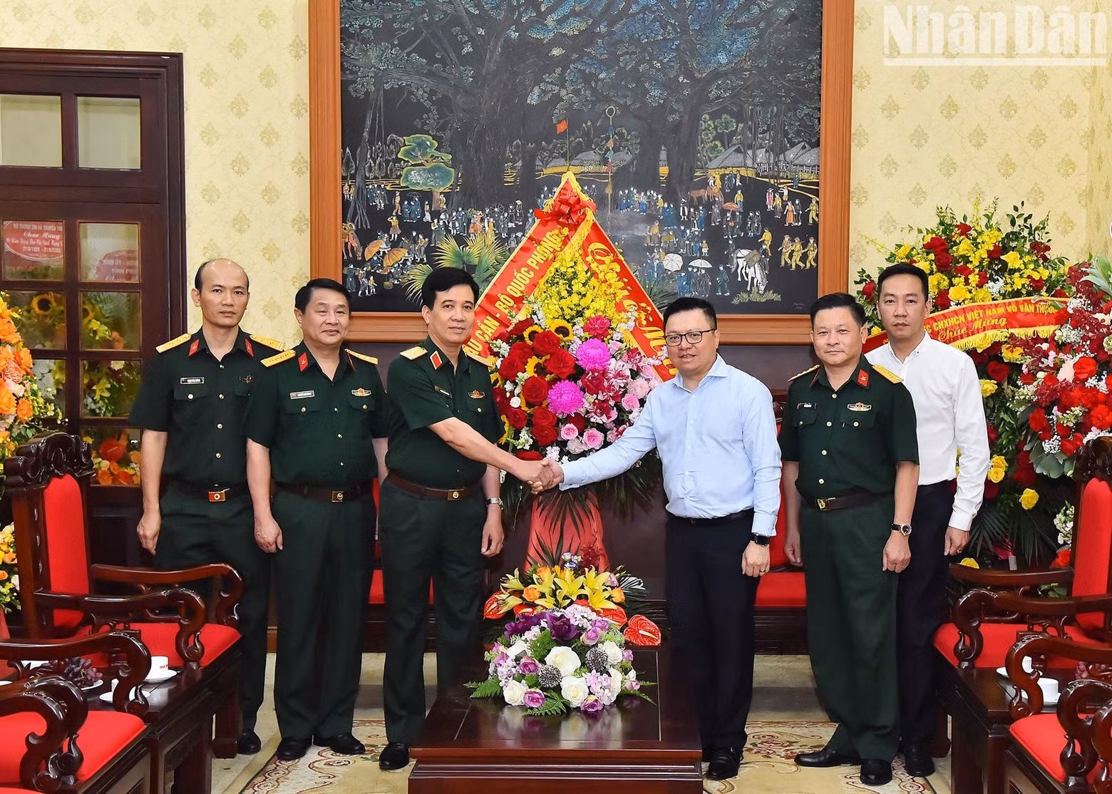 Major General Nguyen Van Cuong, Deputy Political Commissar of the General Department of Logistics, extended his congratulations to Nhan Dan Newspaper.