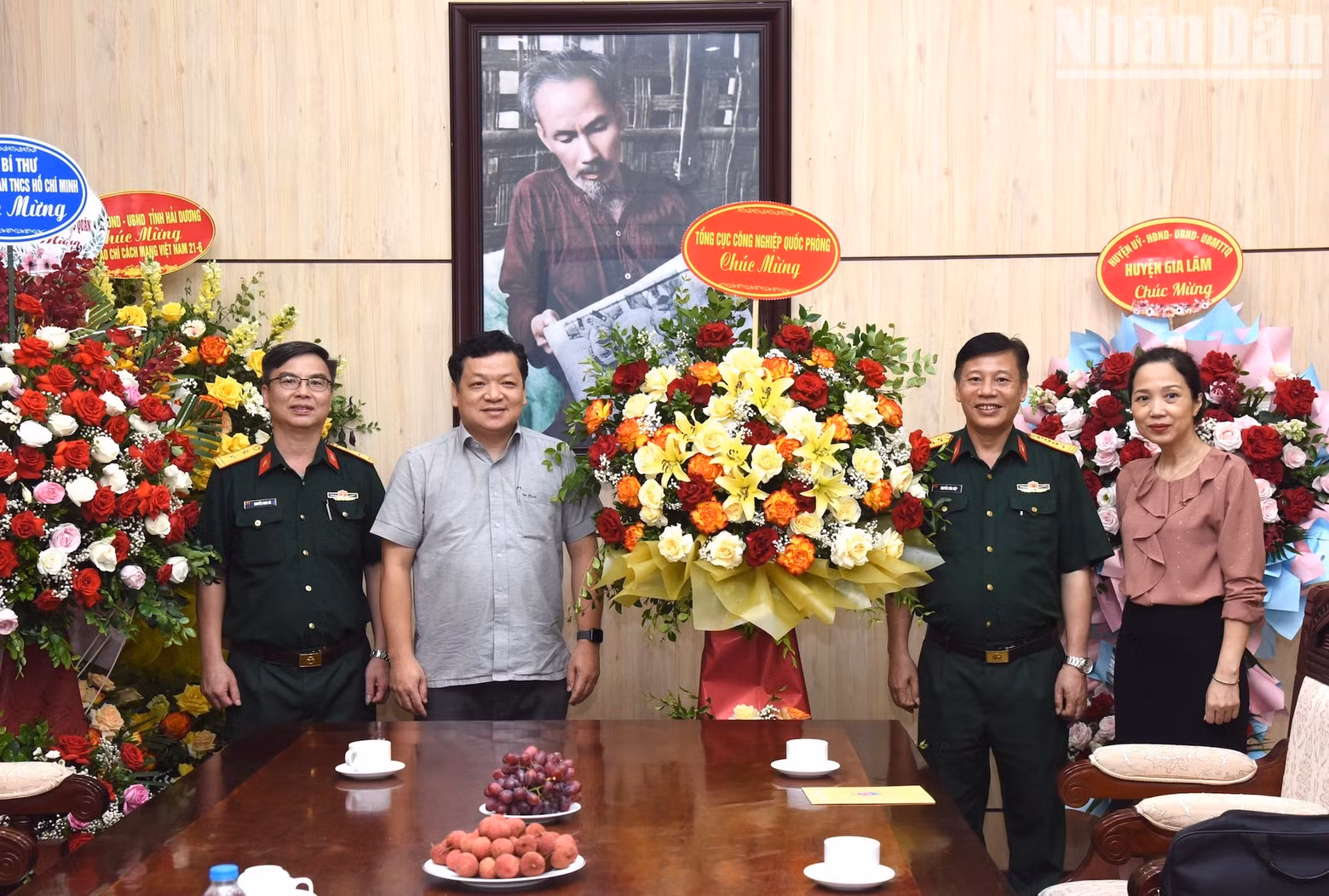 A delegation of the Vietnam Defence Industry congratulated Nhan Dan Newspaper on the occasion of Vietnam Revolutionary Press Day.