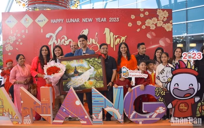 Bride Tuisha and Groom Gaurav (India) came to Da Nang with their family to hold a wedding ceremony in January 2023. (Photo: ANH DAO)