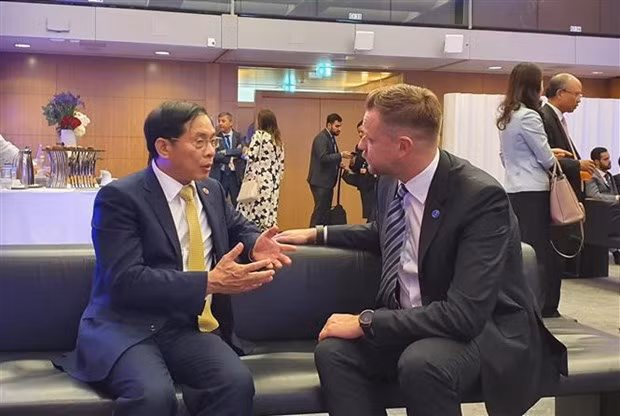 Foreign Minister Bui Thanh Son meets Lithuanian Foreign Minister Gabrielius Landsbergisin Paris on June 7. (Photo: VNA)