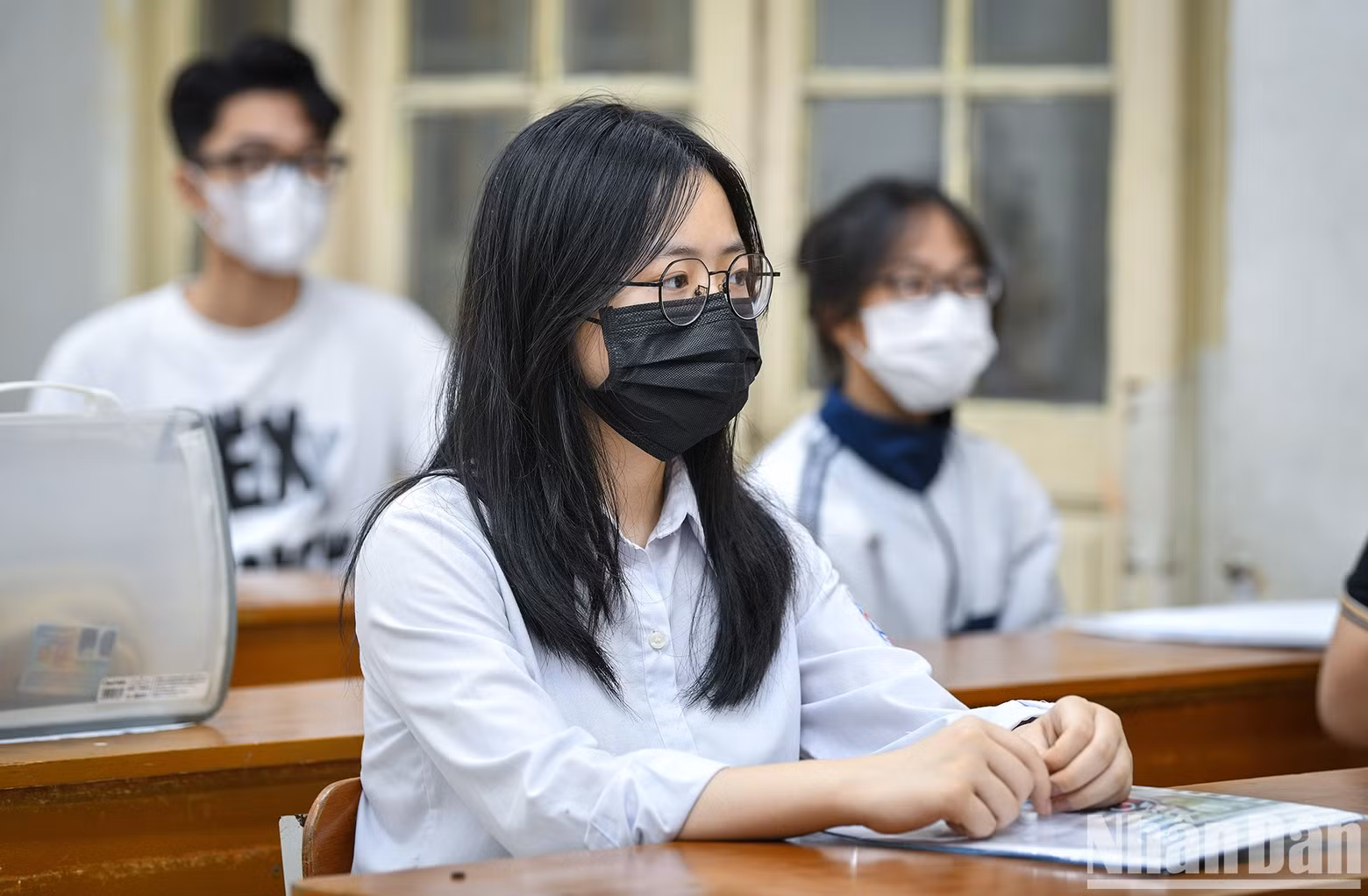 Candidates come to take the exam at the test venue Tran Phu - Hoan Kiem (Hanoi).