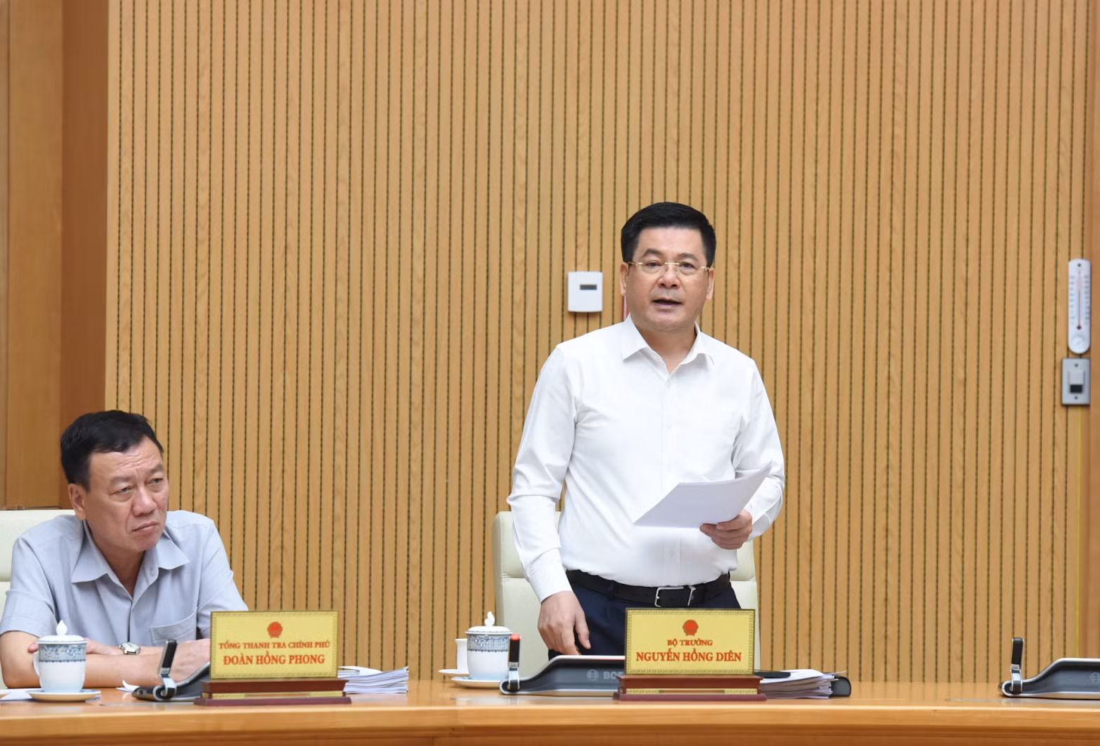 Minister of Industry and Trade Nguyen Hong Dien speaks at the meeting.
