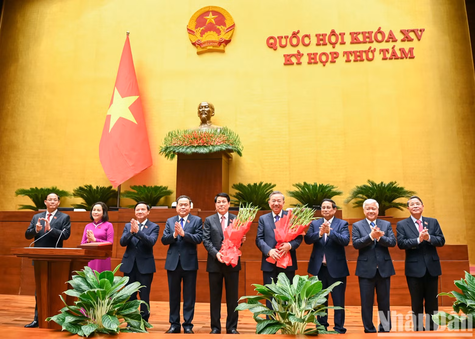 Prime Minister Pham Minh Chinh, National Assembly Chairman Tran Thanh Man, Chairman of the Central Committee of the Vietnam Fatherland Front Do Van Chien and Vice Chairmen of the National Assembly present flowers to Party General Secretary To Lam and President Luong Cuong. Prime Minister Pham Minh Chinh, National Assembly Chairman Tran Thanh Man, Chairman of the Central Committee of the Vietnam Fatherland Front Do Van Chien and Vice Chairmen of the National Assembly present flowers to Party General Secretary To Lam and President Luong Cuong.