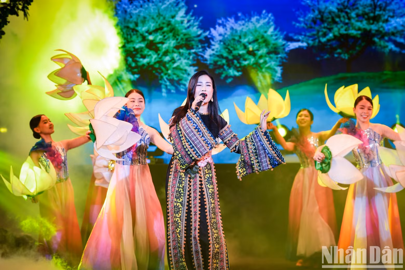 Singer Hong Nhung and HT Dance Troupe, Hanoi Choir perform the song entitled ‘Tieng hat giua rung Pac Bo’ (Singing in the Pac Bo Forest). Singer Hong Nhung and HT Dance Troupe, Hanoi Choir perform the song entitled ‘Tieng hat giua rung Pac Bo’ (Singing in the Pac Bo Forest).
