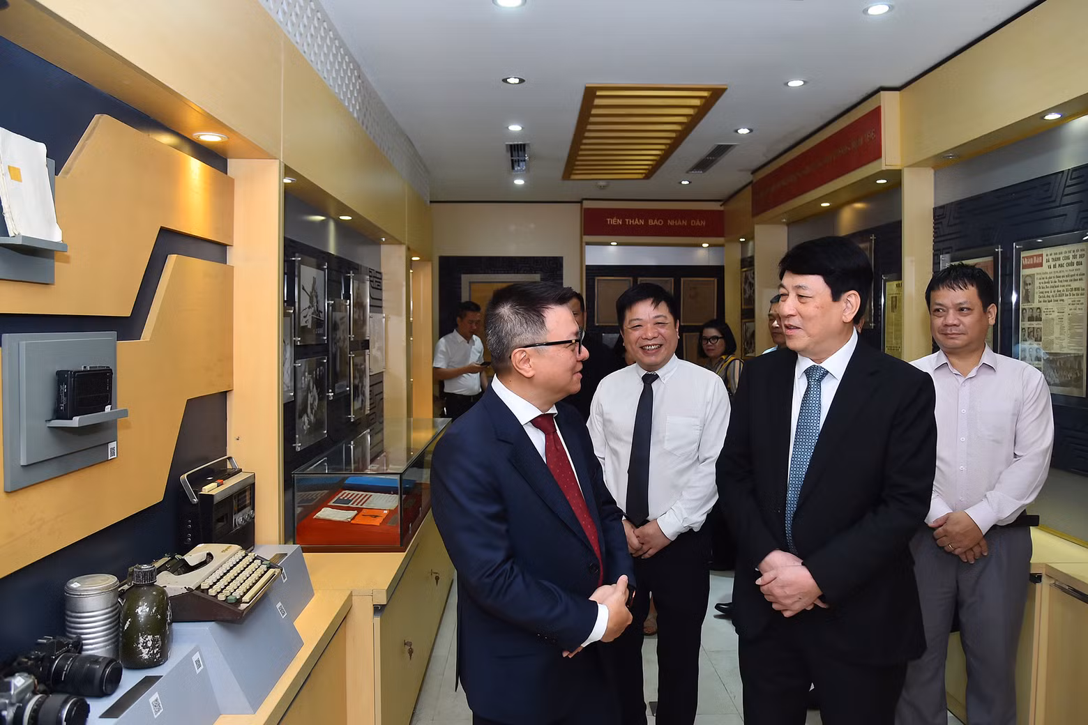 Standing member of the Party Central Committee’s Secretariat Luong Cuong visits the House of Tradition of Nhan Dan Newspaper.